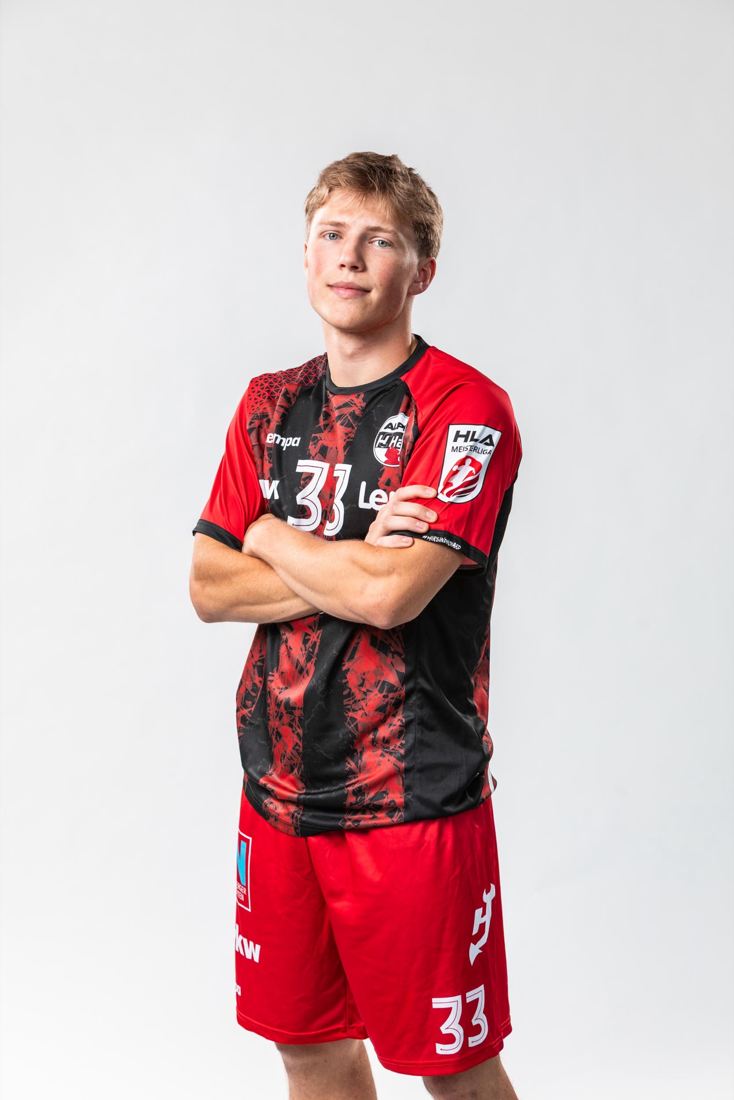 ALPLA HC Hard — Spieler im Trikot stehend, Echtbild