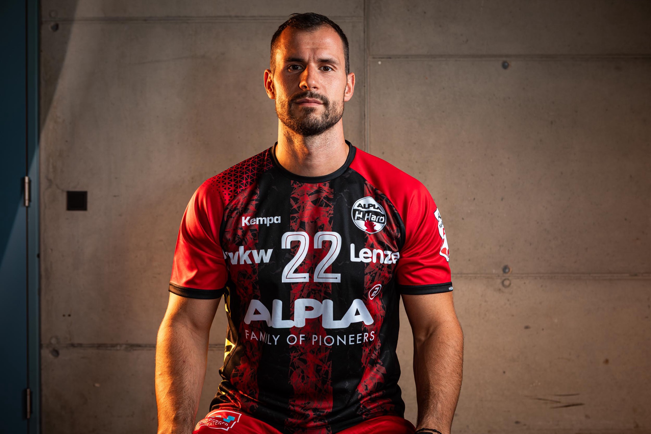 ALPLA HC Hard — Spielerportrait im Trikot, Echtbild