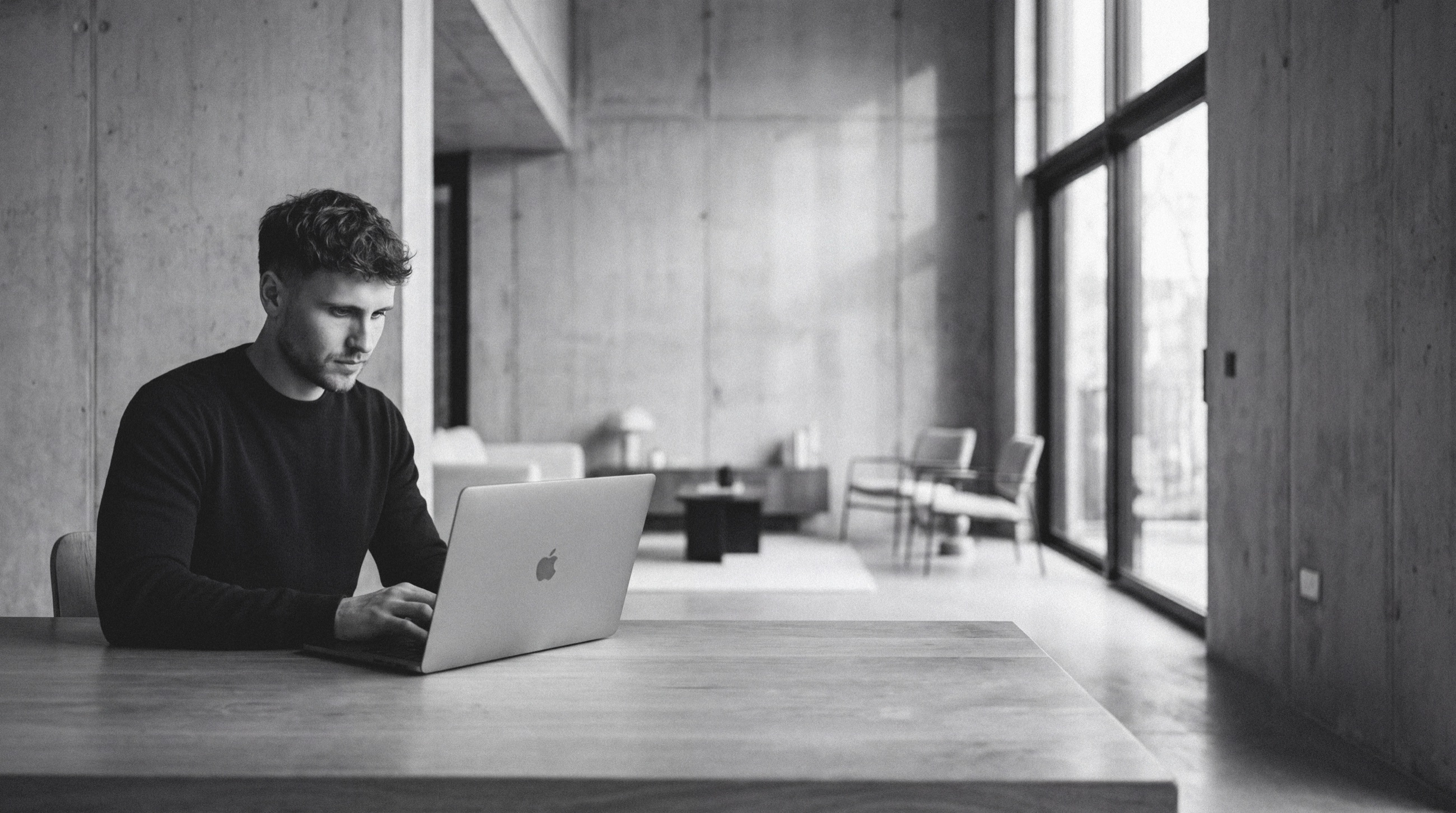 Dominic bei der Arbeit am MacBook